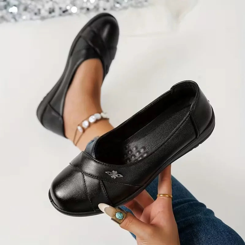 Kinerah - Orthopedic Leather Shoes With Metal Emblem