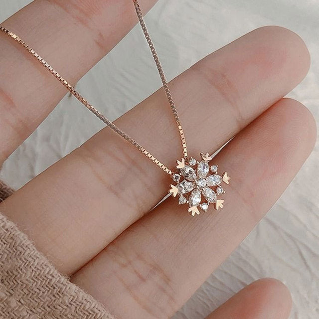 Nyellain - Crystal Necklace with Sparkling Snowflake