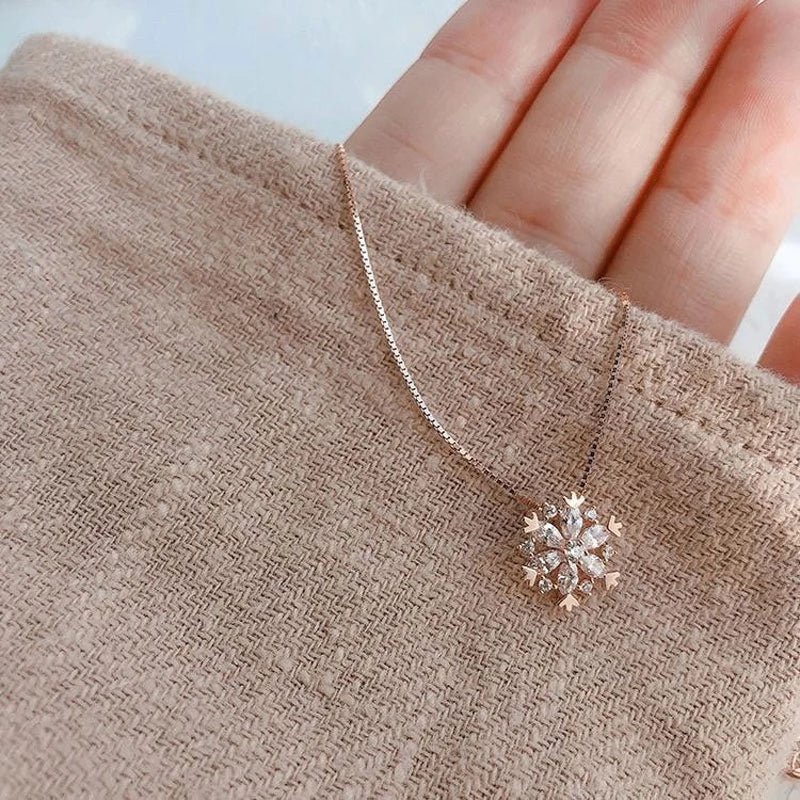 Nyellain - Crystal Necklace with Sparkling Snowflake