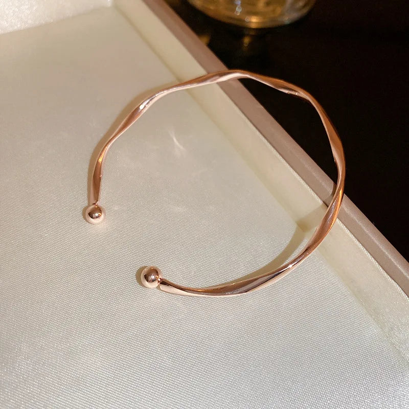 Elara - Elegant Twist Bracelet