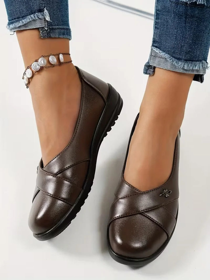 Kinerah - Orthopedic Leather Shoes With Metal Emblem